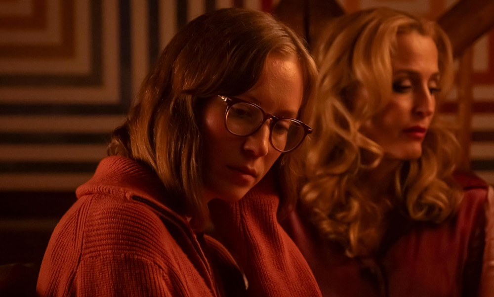 Zdjęcie okładkowe wpisu: Gillian Anderson gwiazdą slashera Jane Schoenbrun. Pierwsze spojrzenie na Teenage Sex and Death at Camp Miasma