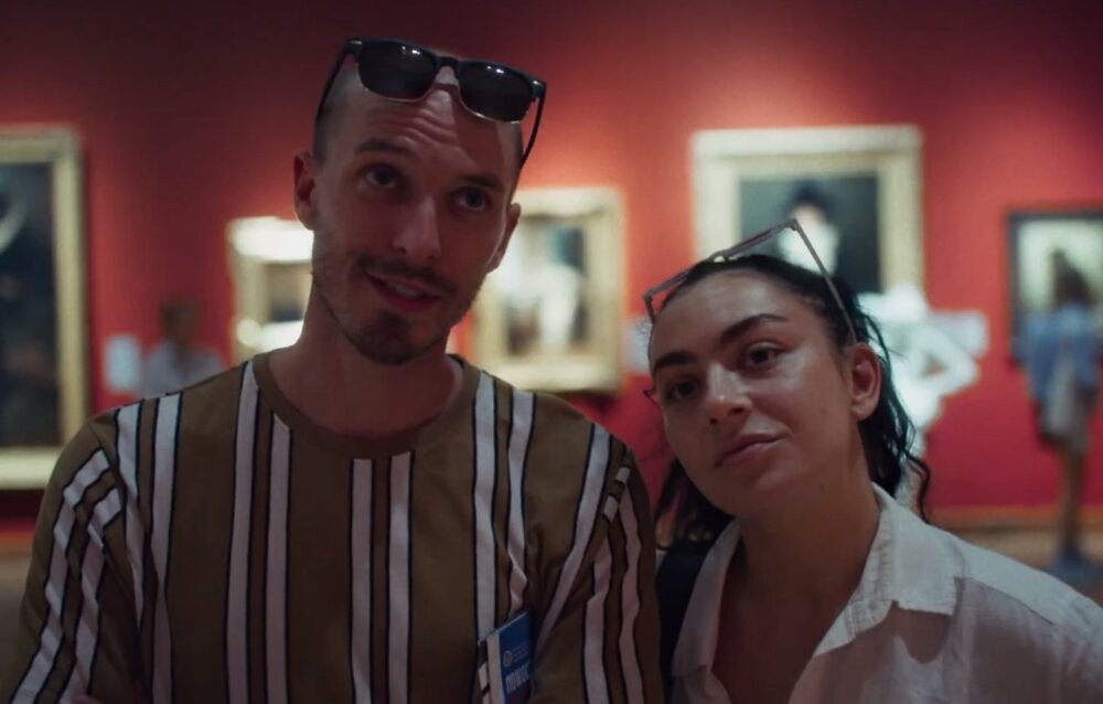 Zdjęcie okładkowe wpisu: Erupcja z pierwszym zwiastunem. Charli xcx mówi po polsku i zwiedza Warszawę