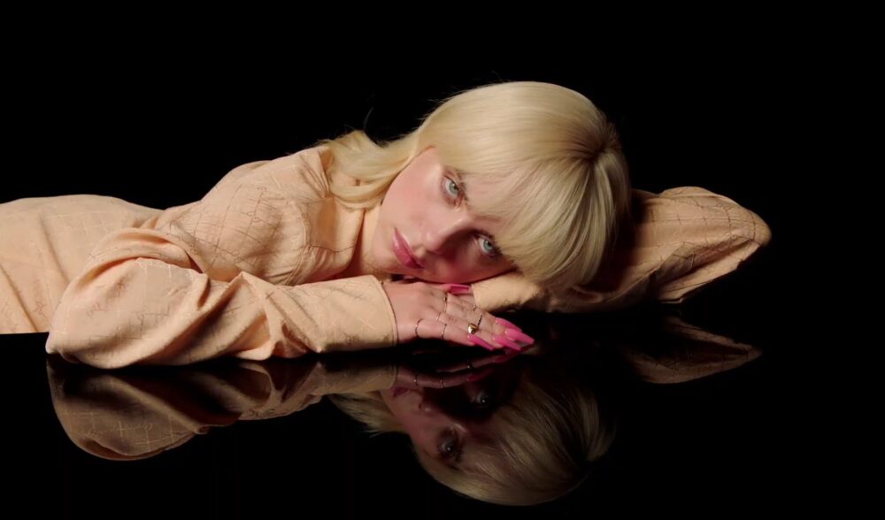 Zdjęcie okładkowe wpisu: Ze sceny na wielki ekran! Billie Eilish w adaptacji powieści Sylvii Plath