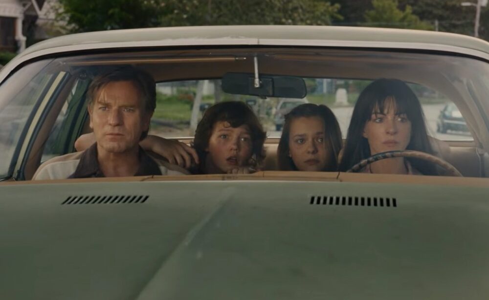 Zdjęcie okładkowe wpisu: Stranger Things spotyka Park Jurajski? Pierwszy zwiastun filmu Koniec ulicy Dębowej z Anne Hathaway i Ewanem McGregorem