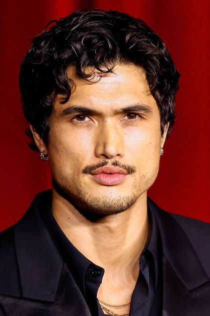 Zdjęcie Charles Melton