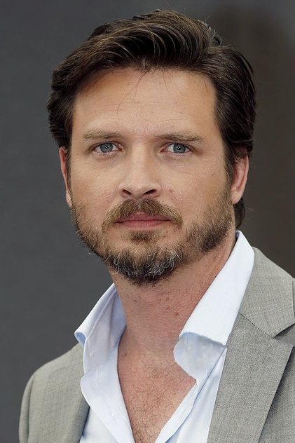Zdjęcie Aden Young