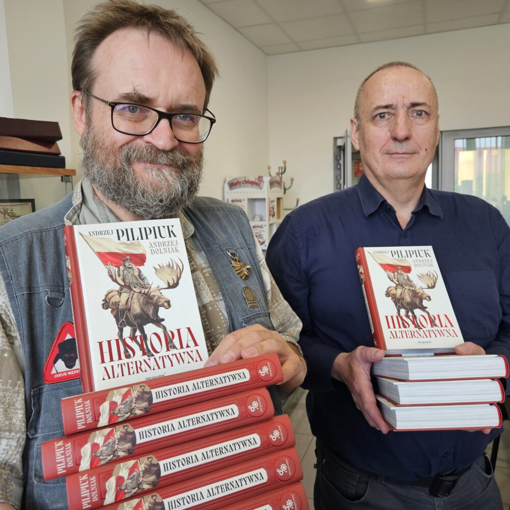 Zdjęcie okładkowe wpisu: „Mogliśmy wygrać naszą historię” – wywiad z Andrzejem Pilipiukiem i Andrzejem Dolniakiem o książce „Historia alternatywna”