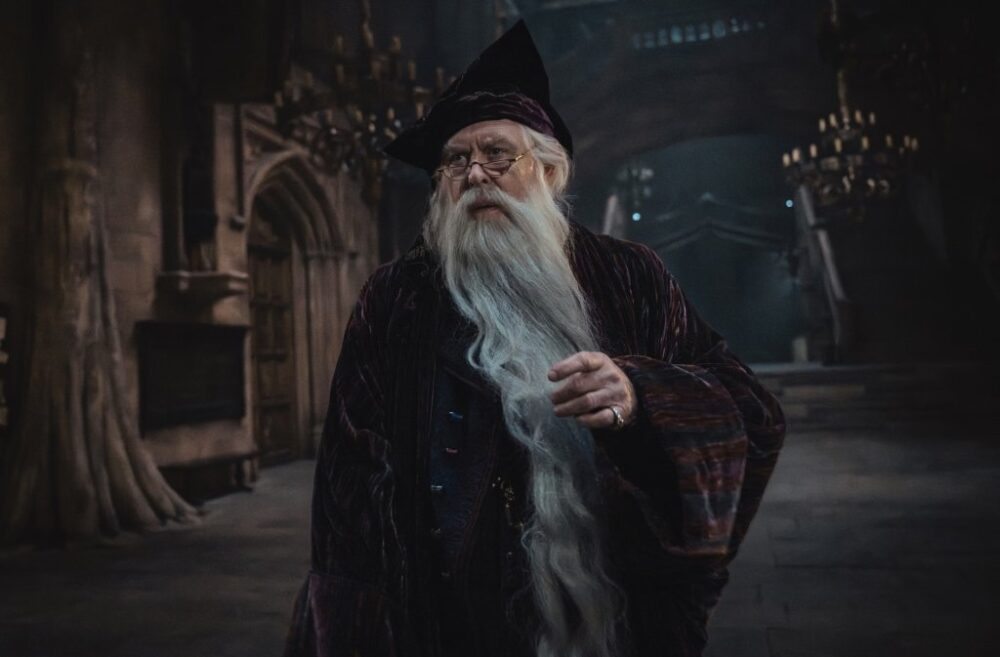 Zdjęcie okładkowe wpisu: Serialowy Dumbledore potwierdza termin rozpoczęcia zdjęć 2. sezonu Harry’ego Pottera  