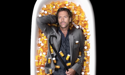 Zdjęcie okładkowe wpisu: Hugh Laurie masakruje hejterkę Dr House’a. Uciszył ją jedną odpowiedzią