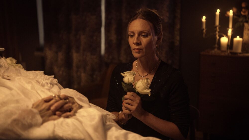 Zdjęcie okładkowe wpisu: Folk horror ÒPI Marty Giec w Konkursie Perspektywy. Nowe zdjęcia filmu z Magdaleną Boczarską