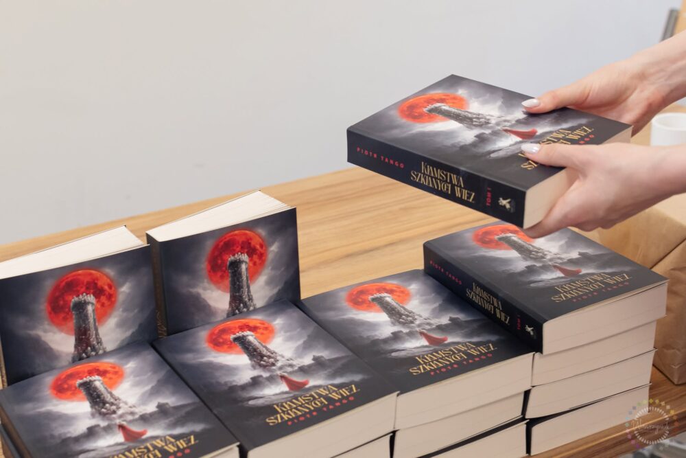 Zdjęcie okładkowe wpisu: Kłamstwa szklanych wież już w sprzedaży. Intrygi, bitwy i magia w ramach pełnokrwistej literatury fantasy