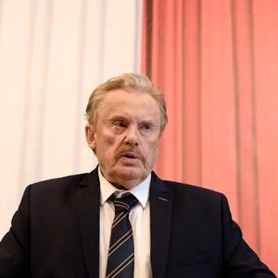 Zdjęcie okładkowe wpisu: Daniel Olbrychski melduje się na planie Ranczo. Wygląda niczym wujek z Ameryki