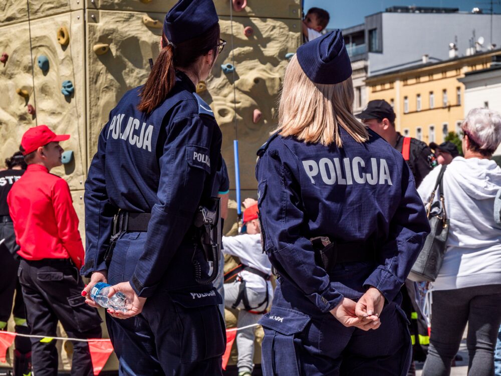 Zdjęcie okładkowe wpisu: Jak naprawdę wygląda praca policjanta? Serialowe mity kontra rzeczywistość służby