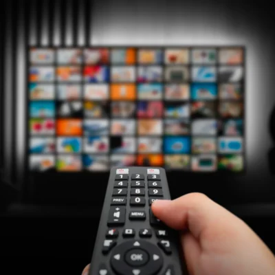 Zdjęcie okładkowe wpisu: Popkultura już dawno przestała mieścić się na jednym ekranie. Czym są multimedialne huby?